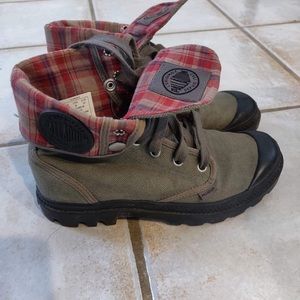 Palladium women’s baggy canvas boot